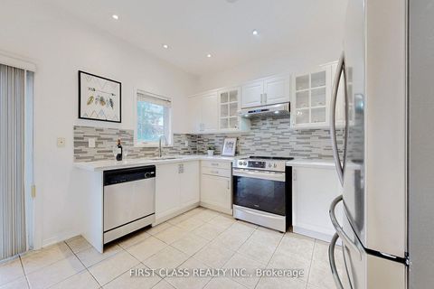 Photo 11 at 79 Carnoustie Crescent, Jefferson, Richmond Hill