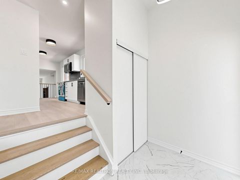 Photo 2 at 20 Harnworth Drive, Hillcrest Village, Toronto