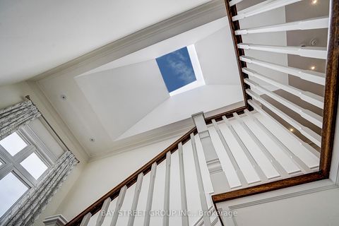 Photo 2 at 28 Carnwath Crescent, Windfields, Toronto