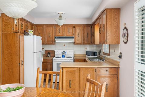 Photo 15 at 19 Kaiser Drive, West Woodbridge, Vaughan