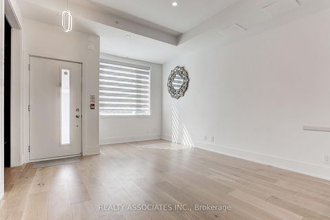Photo 3 at TH3 - 270 Davenport Road, Annex, Toronto