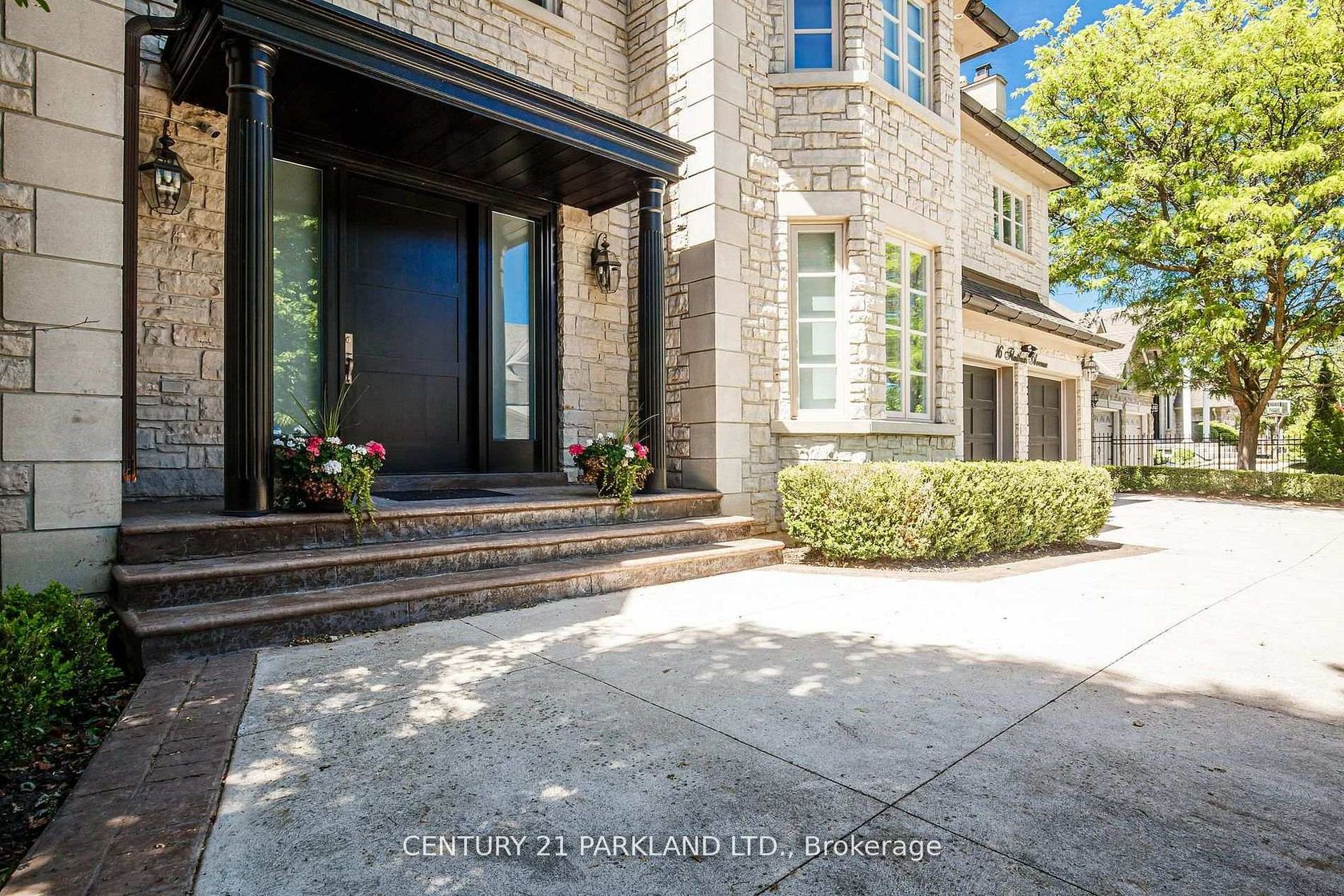 16 Flatbush Avenue, East Woodbridge, Vaughan photo number 2