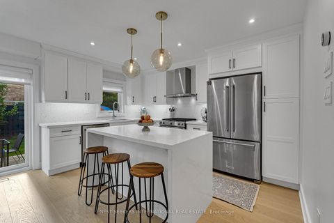 Photo 3 at 233 Venice Gate Drive, Vellore Village, Vaughan