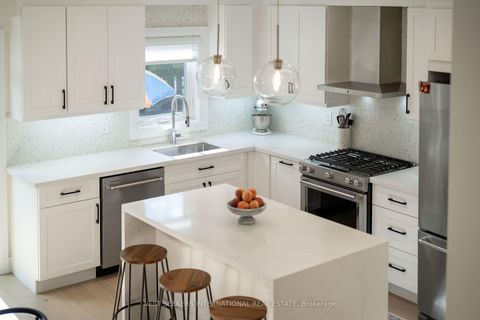 Photo 4 at 233 Venice Gate Drive, Vellore Village, Vaughan
