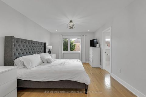 Photo 11 at 233 Venice Gate Drive, Vellore Village, Vaughan