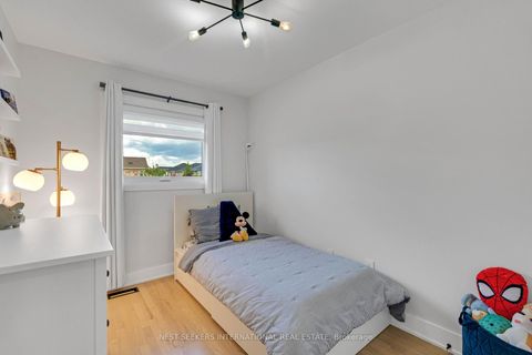 Photo 14 at 233 Venice Gate Drive, Vellore Village, Vaughan