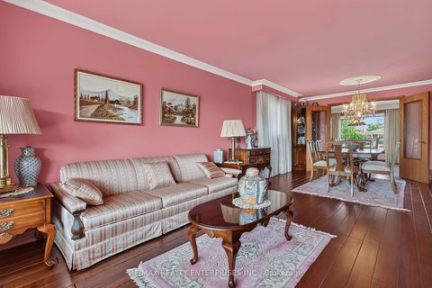 Photo 7 at 3 Slane Court, Clairville, Toronto