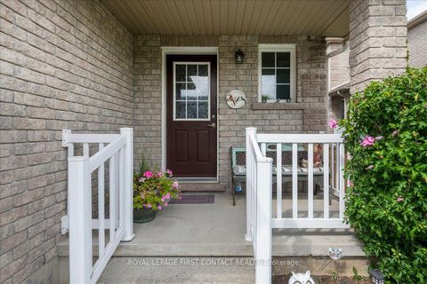 Photo 2 at 28 Pass Court, Ardagh, Barrie