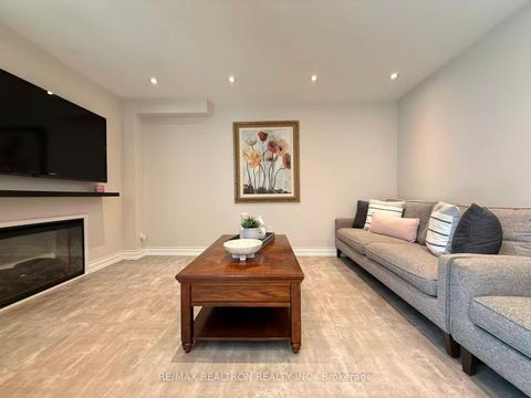 Photo 5 at 213 Roseheath Drive, Maple, Vaughan