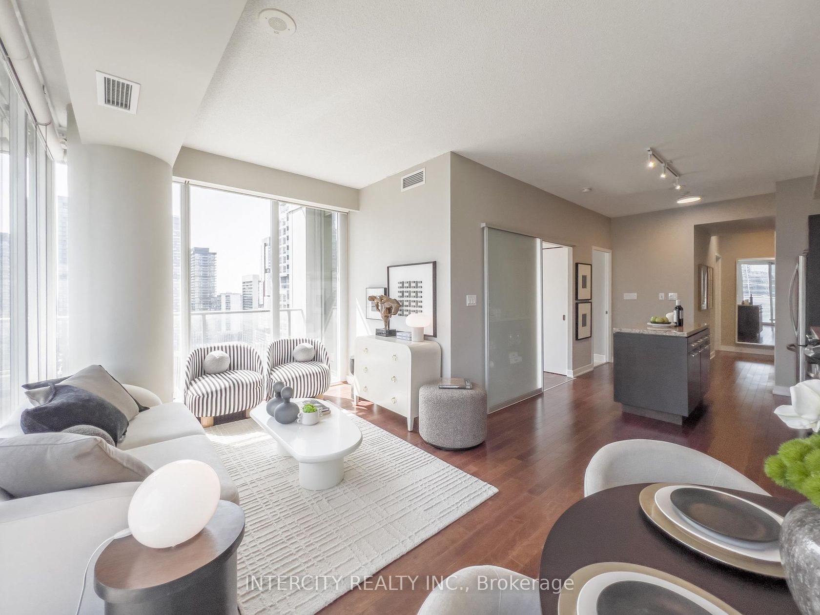 2503 - 126 Simcoe Street, Waterfront Communities C1, Toronto photo number 2
