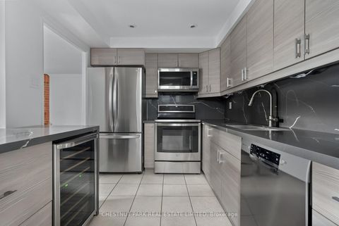 Photo 8 at 604 - 19 Dundonald Street, Yonge Corridor, Toronto