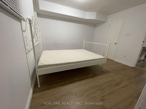 Photo 6 at 15 Hackett Avenue, York University Heights, Toronto