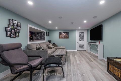 Photo 2 at 224 Foster Drive, Painswick North, Barrie