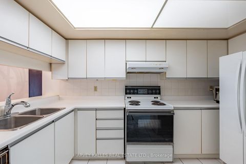 Photo 2 at 205 - 5 Kenneth Avenue, Willowdale East, Toronto