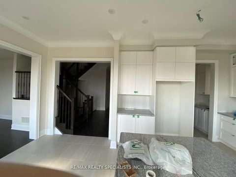 Photo 2 at 35 Gerden Drive, Rural Richmond Hill, Richmond Hill