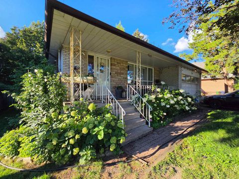 Photo 2 at 482 Ruth Avenue, Newtonbrook East, Toronto