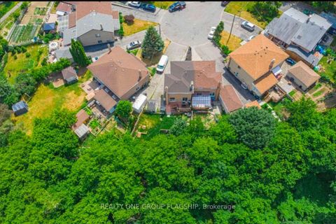 Photo 2 at 12 Azalea Court, Humbermede, Toronto