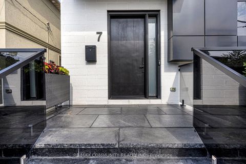 Photo 2 at 7 Derwyn Road, East York, Toronto