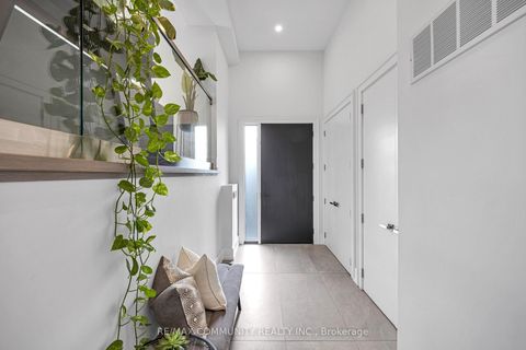 Photo 3 at 7 Derwyn Road, East York, Toronto