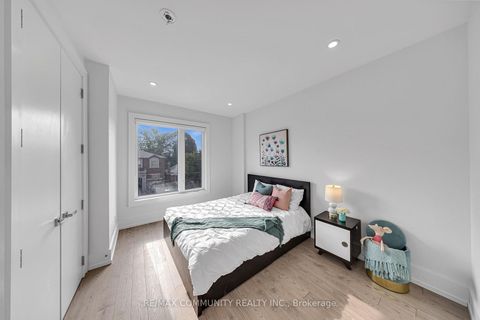 Photo 31 at 7 Derwyn Road, East York, Toronto
