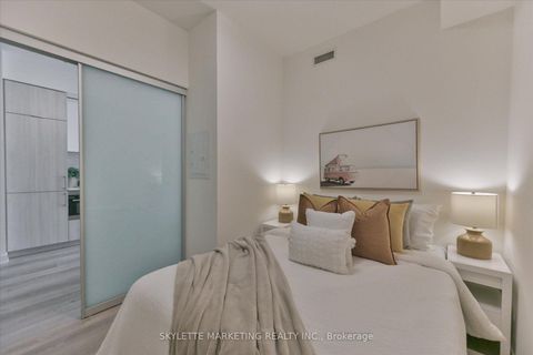 Photo 13 at 617 - 15 Queens Quay E, Waterfront Communities C8, Toronto