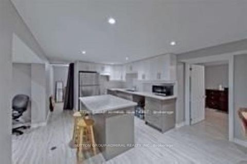 Photo 10 at 114 Cartier Crescent, Crosby, Richmond Hill