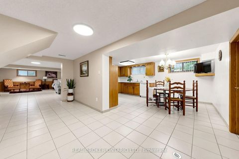 Photo 31 at 2 Dorking Crescent, CFB, Toronto