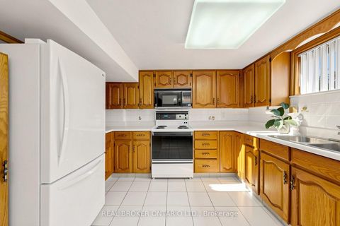 Photo 33 at 2 Dorking Crescent, CFB, Toronto