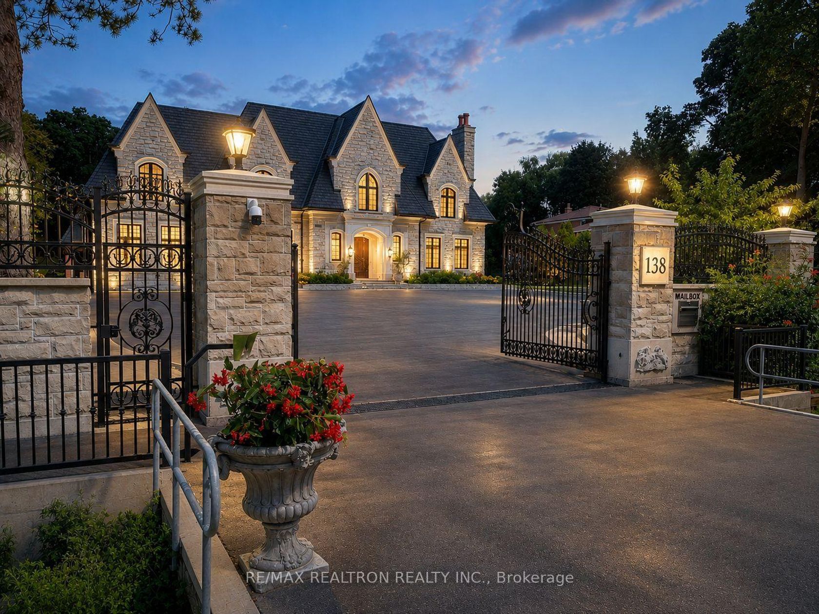 138 Centre Street, Uplands, Vaughan photo number 2