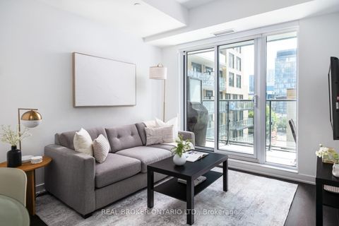 Photo 1 at 528 - 543 Richmond Street W, Waterfront Communities C1, Toronto