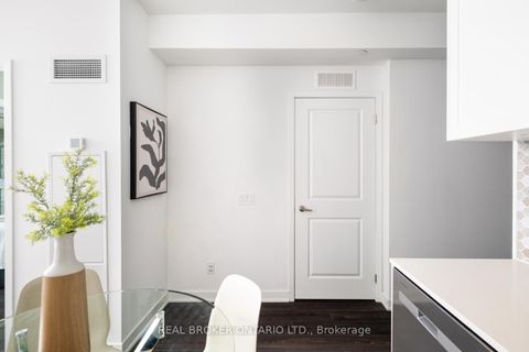 Photo 9 at 528 - 543 Richmond Street W, Waterfront Communities C1, Toronto