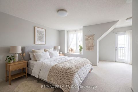 Photo 2 at 95 John Bell Crescent, Birchmount, Toronto