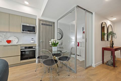 Photo 2 at 810 - 38 Widmer Street, Waterfront Communities C1, Toronto