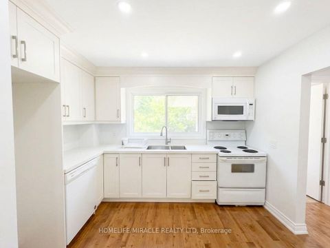 Photo 6 at 14178 Yonge Street, Aurora Estates, Aurora