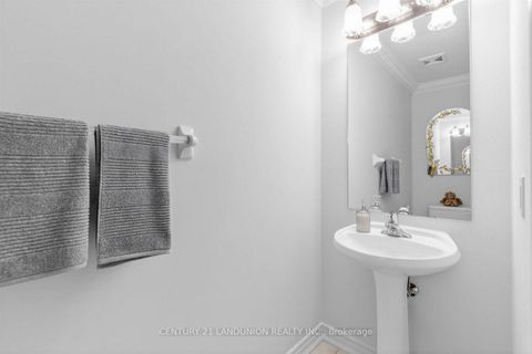 Photo 5 at 28 Herzberg Gardens, York University Heights, Toronto