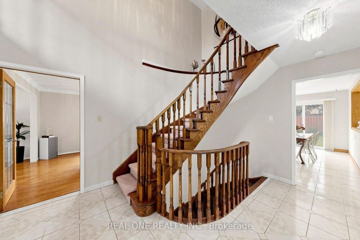 Photo 2 at 1960 Pimlico Court, Central Erin Mills, Mississauga