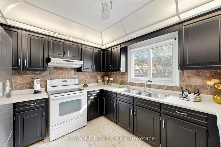 Photo 13 at 1960 Pimlico Court, Central Erin Mills, Mississauga