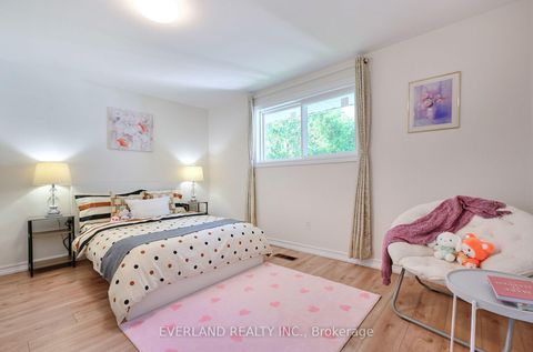 Photo 16 at 52 Fairglen Avenue, L'Amoreaux, Toronto