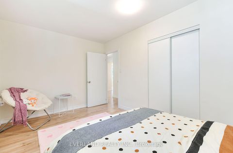 Photo 17 at 52 Fairglen Avenue, L'Amoreaux, Toronto