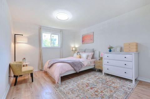 Photo 18 at 52 Fairglen Avenue, L'Amoreaux, Toronto