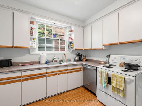 Photo 11 at 981 Avenue Road, Eglinton, Toronto
