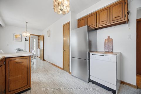 Photo 13 at 19 Earldown Drive, Richview, Toronto