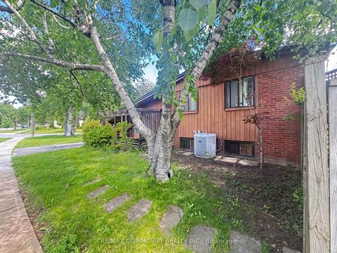 Photo 1 at 36 Benprice Court, Woburn, Toronto