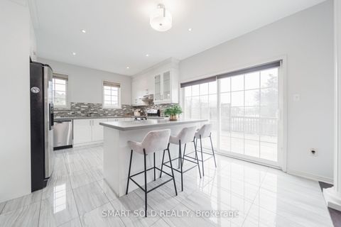 Photo 10 at 16 Courtney Crescent, Jefferson, Richmond Hill