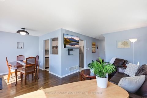 Photo 8 at 96 Islay Crescent, Maple, Vaughan