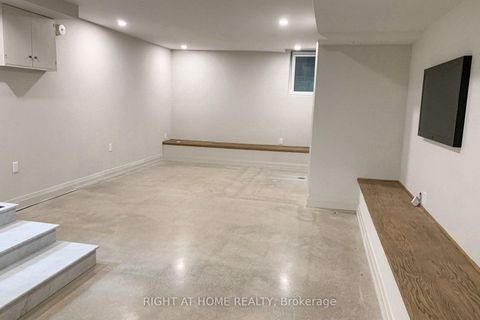 Photo 31 at 440 Sackville Street, South St. James Town, Toronto