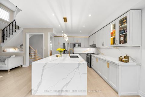 Photo 7 at 101 Ravine Edge Drive, Jefferson, Richmond Hill