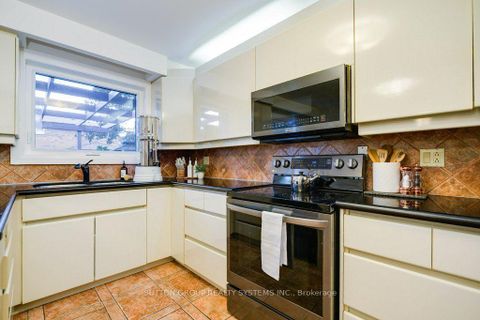 Photo 14 at 93 Poplar Heights Drive, Humber Valley, Toronto