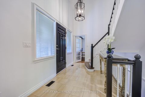 Photo 2 at 19 Ridgegate Crescent, Queensway, Toronto