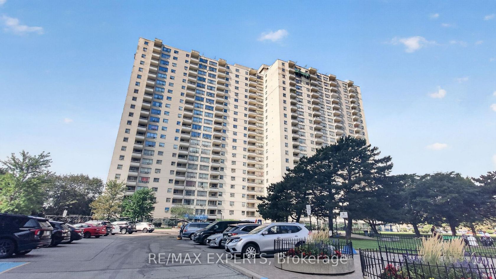 1703 - 390 Dixon Road, The Westway, Toronto photo number 2